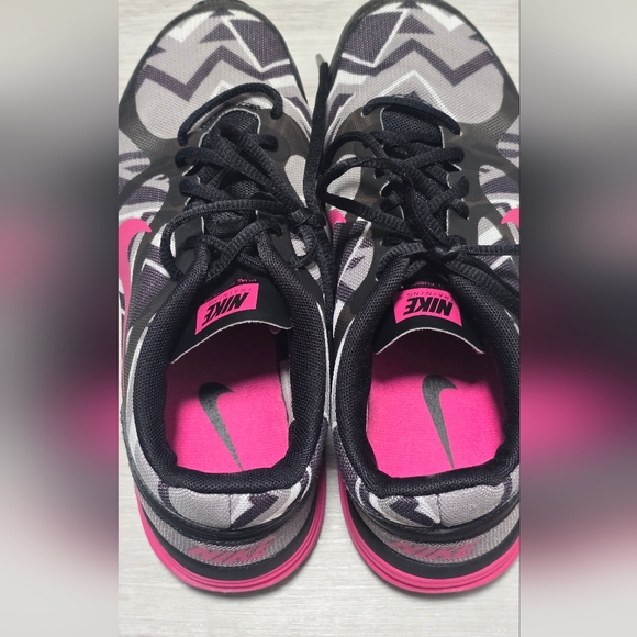 Nike Women's Black and Pink Training Shoes Size 7 - Picture 6 of 6